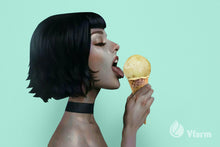 Įkelti vaizdą į galerijos rodinį, COLOMBA bulvių sėkla, mergina laižo ledus-bulvę, reklaminė nuotrauka
