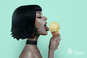 COLOMBA bulvių sėkla, mergina laižo ledus-bulvę, reklaminė nuotrauka